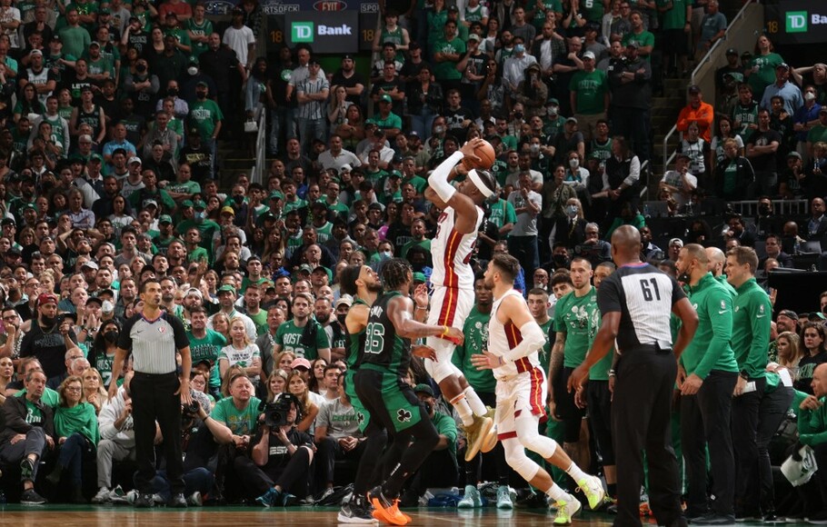 Pemain Miami Heat Jimmy Butler melepaskan tembakan pada pertandingan NBA final wilayah timur melawan Boston Celtics di TD Garden di Boston.