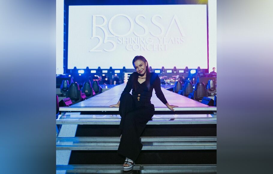 Diva pop Rossa tampil memukau di depan penonton saat menggelar konser bertajuk 25 Shining Years Concert yang digelar di Istora Senayan, 27 Mei 2022.