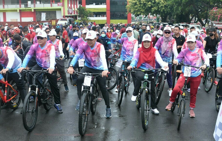 Ketua Apeksi Bima Arya dan Wali kota Bandar Lampung Eva Dwiana pimpin gowes sehat HUT ke-22 Apeksi yang berlangsung di Kota Bandar Lampung, Sabtu, 28 Mei 2022.