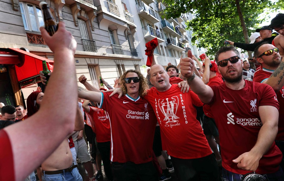 Suporter Liverpool memenuhi jalan-jalan di Kota Paris jelang kickof final Liga Champions.