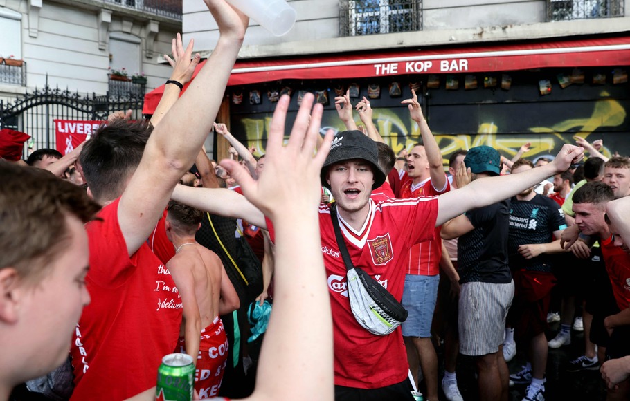 Suporter Liverpool bergembira di depan bar di Paris, Prancis jelang final Liga Champions.