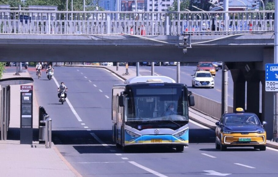 Bus kota Beijing melaju di ring road 3 tanpa berhenti di halte Panjiayuan pada 26 Mei 2022.