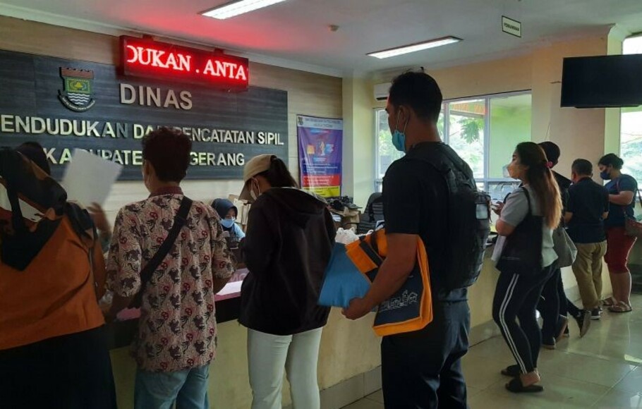 Sejumlah warga mengantri untuk mendaftar pembuatan kartu tanda penduduk (KTP) di Dinas Kependudukan dan Catatan Sipil Kabupaten Tangerang.  
