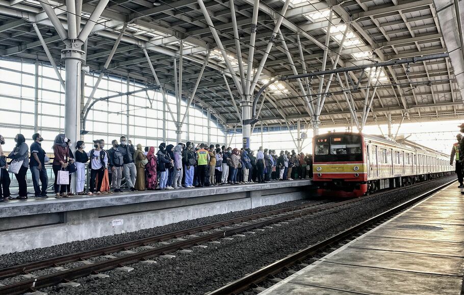 Penumpang commuter line menunggu kereta tujuan Depok dan Bogor, saat jam pulang kerja di Stasiun Manggarai, Jakarta Selatan, Senin 30 Mei 2022 sore.