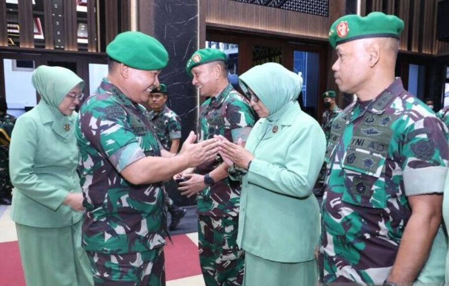 Kepala Staf Angkatan Darat (Kasad) Jenderal TNI Dudung Abdurachman saat memberikan selamat kepada 24 perwira TNI AD yang naik pangkat, di Mabesad, Jakarta, Senin (30/5/2022). 