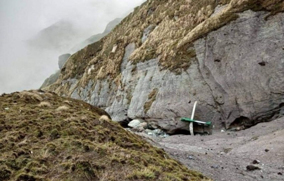 Pemandangan lokasi jatuhnya pesawat Tara Air saat operasi penyelamatan di Thasang, Nepal, pada 30 Mei 2022.