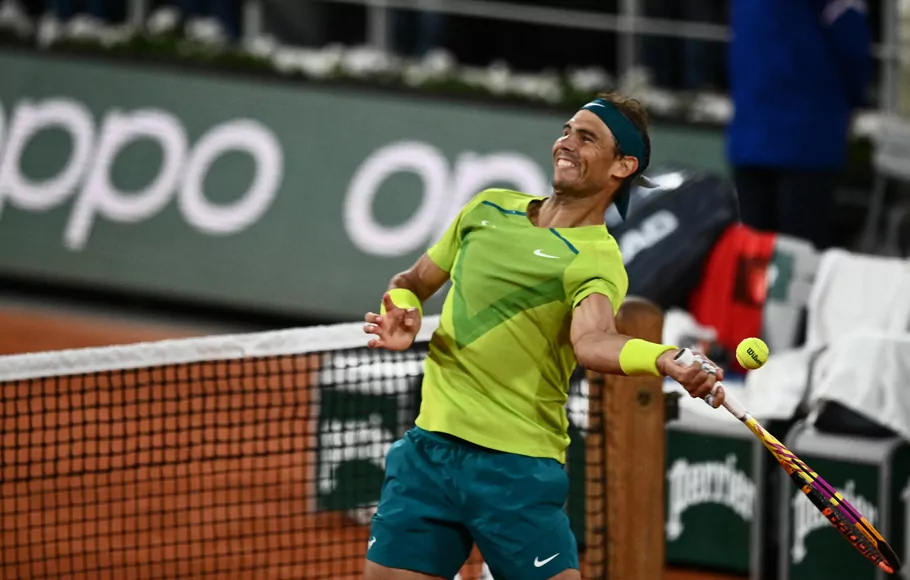 Petenis Spanyol, Rafael Nadal, meluapkan kegembiraan setelah menaklukkan Novak Djokovic, di kejuaraan Prancis Terbuka, di Roland Garros, Paris, Selasa, 31 Mei 2022,