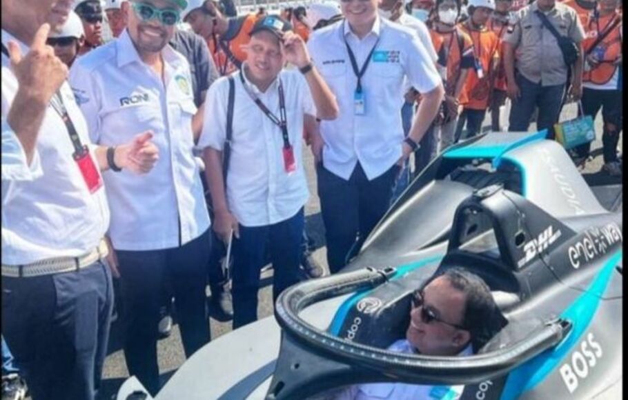 Gubernur DKI Jakarta Anies Baswedan duduk di kursi kemudi mobil Formula E di Sirkuit Ancol, Jakarta Utara, Rabu, 1 Juni 2022. 