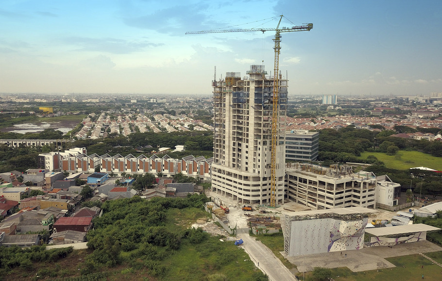 Progres pembangunan Cleon Park Apartment di kawasan Jakarta Garden City (JGC), Jakarta Timur.