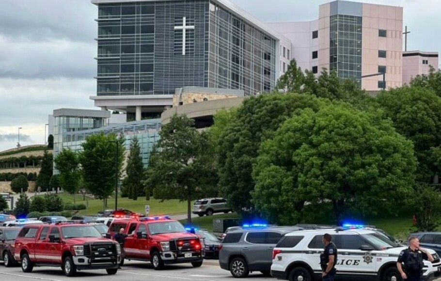 Para petugas berjaga-jaga di lokasi penembakan massal di RS St. Francis di Tulsa, Oklahoma, 1 Juni 2022.