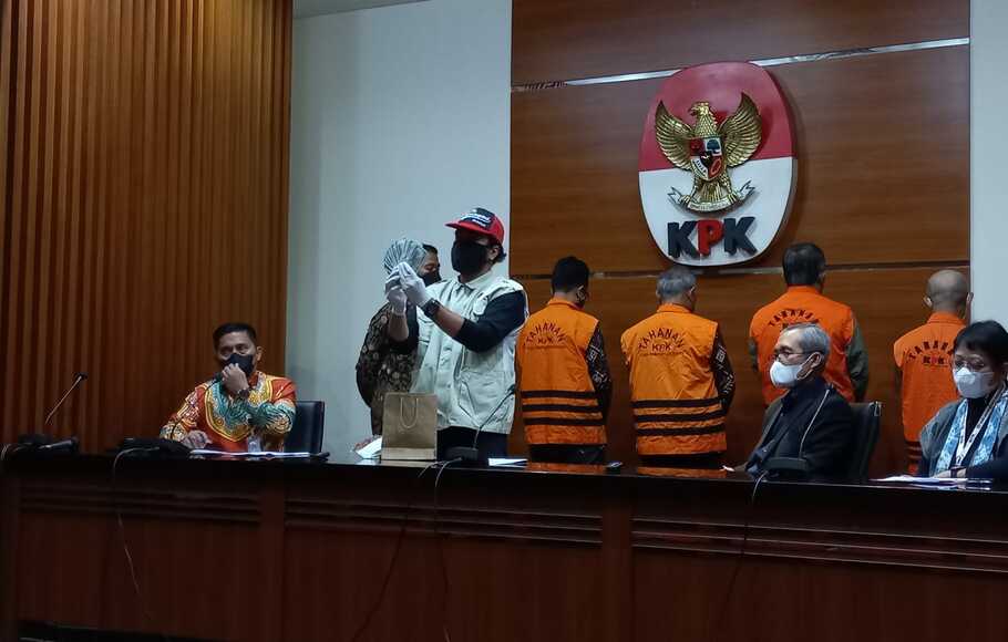 Tim satgas KPK menunjukkan uang yang disita saat OTT terhadap mantan Wali Kota Yogyakarta, Haryadi Suyuti. 
