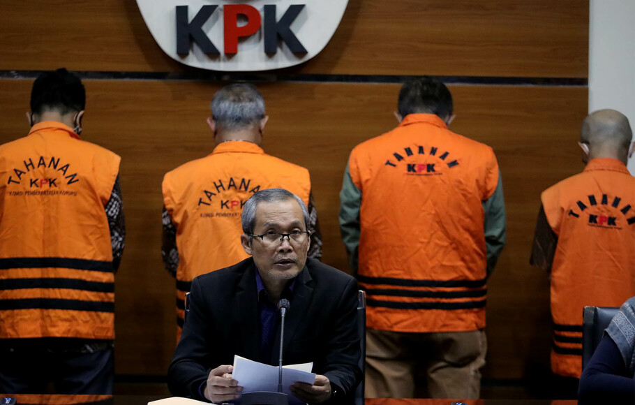 Wakil Ketua KPK Alexander Marwata, memberikan keterangan pers terkait Operasi Tangkap Tangan (OTT) di gedung KPK, Jakarta, Jumat 3 Juni 2022.