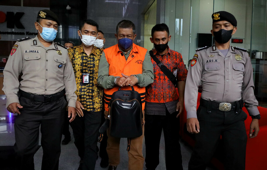 Mantan Wali Kota Yogyakarta Haryadi Suyuti (tengah) berjalan keluar dengan mengenakan rompi tahanan usai menjalani pemeriksaan di gedung KPK, Jakarta, Jumat 3 Juni 2022.