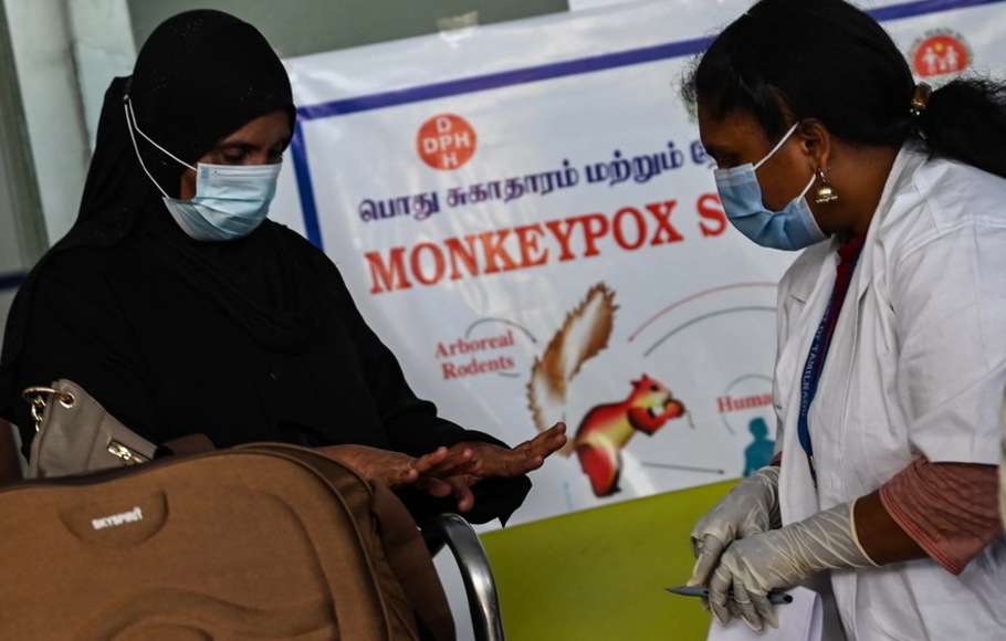 Petugas kesehatan menyaring penumpang yang datang dari luar negeri untuk gejala Cacar Monyet di terminal Bandara Internasional Anna di Chennai, India pada Jumat 3 Juni 2022. 