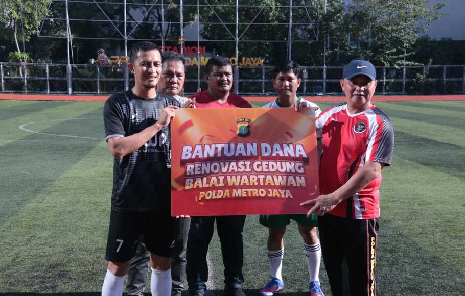Kapolda Metro Jaya Irjen Pol Fadil Imran (topi biru) memberikan bantuan renovasi gedung wartawan Polda Metro Jaya secara simbolis kepada Ketua FWP, Achmad Farouk usai pertandingan sepak bola di Lapangan Mini Soccer Presisi Polda Metro Jaya, Jumat, 3 Juni 2022. 