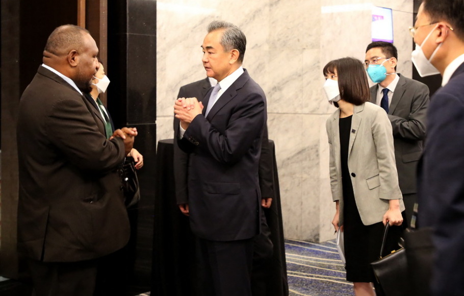 Menteri Luar Negeri Tiongkok Wang Yi berbicara dengan Perdana Menteri Papua Nugini James Marape (kiri) setelah pertemuan mereka di Port Moresby pada Jumat 3 Juni 2022, pada hari terakhir dari dua kunjungan resminya ke Papua Nugini. 