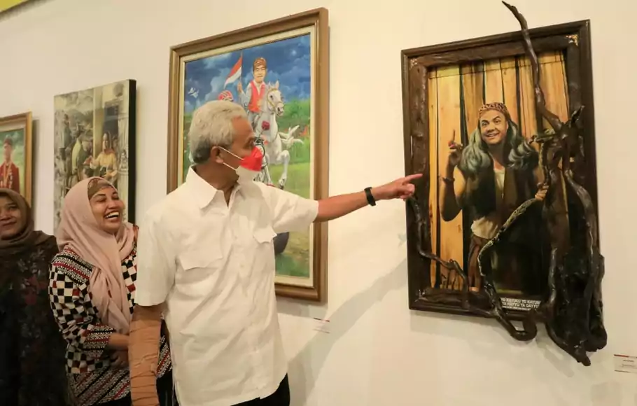 Gubernur Jawa Tengah (Jateng) Ganjar Pranowo mengunjungi pameran lukisan Pesona Budaya Nusantara di Gedung Taman Budaya Jawa Tengah di Solo, Jumat 3 Juni 2022.