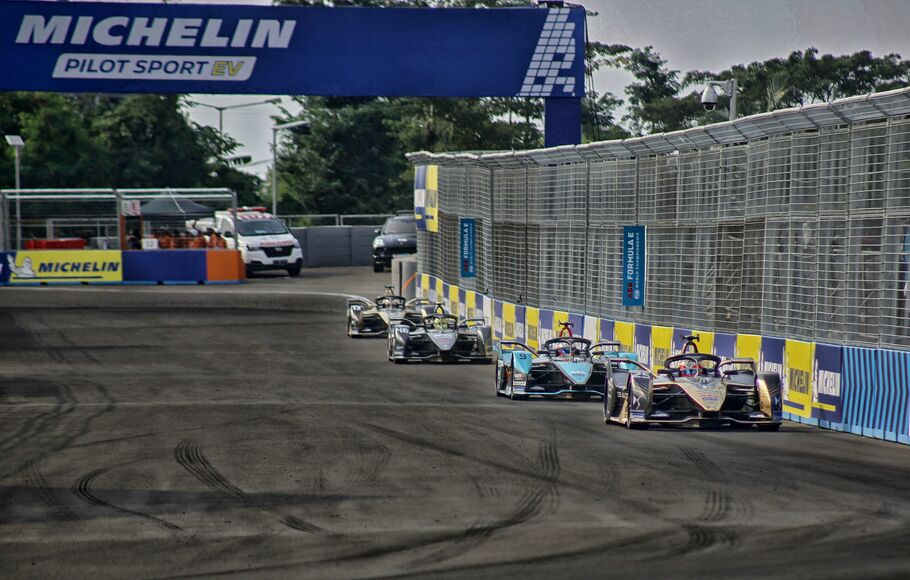 Pembalap Jaguar TCS Mitch Evans (dua dari depan), berusaha menyalip pembalap DS Techeetah Jean-Eric Vergne (depan) pada balapan Formula E seri kesembilan di Jakarta International E-Prix Circuit (JIEC), Jakarta, Sabtu 4 Juni 2022.