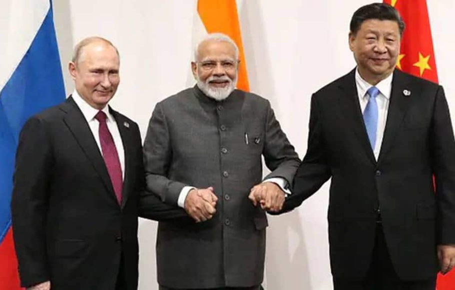 Presiden Rusia Vladimir Putin (kiri), Perdana Menteri India Narendra Modi (tengah) dan Presiden Tiongkok Xi Jinping (kanan) berfoto bersama sebelum pertemuan trilateral mereka di KTT G20 Osaka 2019 di Osaka, Jepang pada 28 Juni 2019.