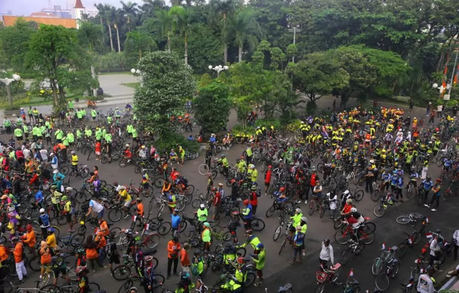 Ratusan pesepeda mengikuti perayaan World Bicycle Day atau Hari Sepeda Sedunia di Balai Kota Surabaya, Jawa Timur, Minggu, 5 Juni 2022.
