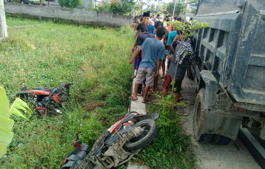 Kecelakaan antara truk dan tiga sepeda motor di Dusun Gilik, Desa Kawo, Lombok Tengah, Nusa Tenggara Barat (NTB) mengakibatkan seorang bocah meninggal dunia.