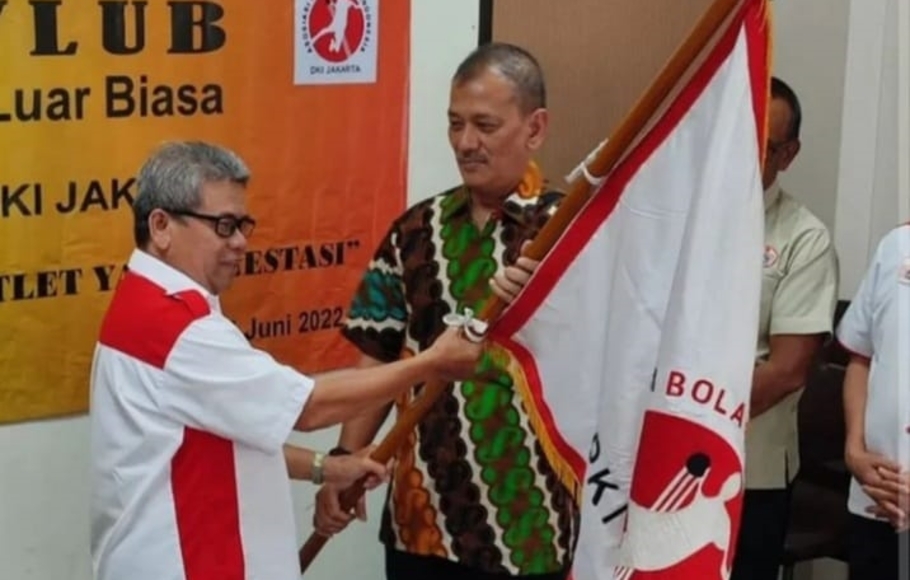 Prosesi simbolis jabatan Ketua Umum ABTI DKI Syaiful Bahri (kiri) seusai Musprovlub Bola Tangan di Gedung KONI DKI, Sabtu 4 Juni 2022. 