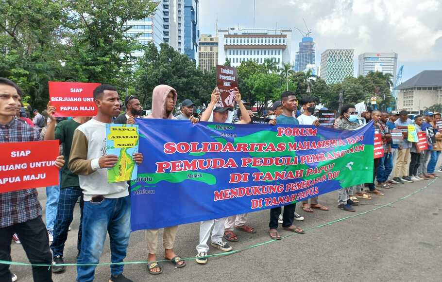 Forum Mahasiswa Orang Asli Papua untuk DOB gelar aksi dukung pemerintah dan DPR sahkan 2 RUU DOB Provinsi di Papua di area Patung Kuda, Jakarta Pusat, Selasa, 7 Juni 2022.