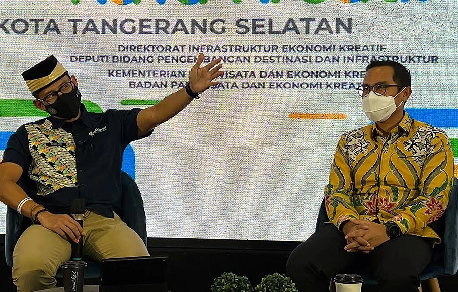 Menteri Pariwisata dan Ekonomi Kreatif Sandiaga Salahuddin Uno memberikan materi workshop pengembangan KaTa Kreatif di Resto Kampoeng Anggrek, Kota Tangerang Selatan, Rabu, 8 Juni 2022.