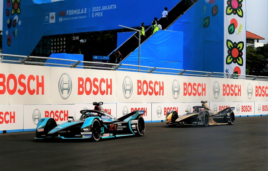 Dua peserta formula E tengah berlaga pada 2022 Jakarta E-Prix, di Jakarta International E-Prix Circuit (JIEC), (4/6/2022).