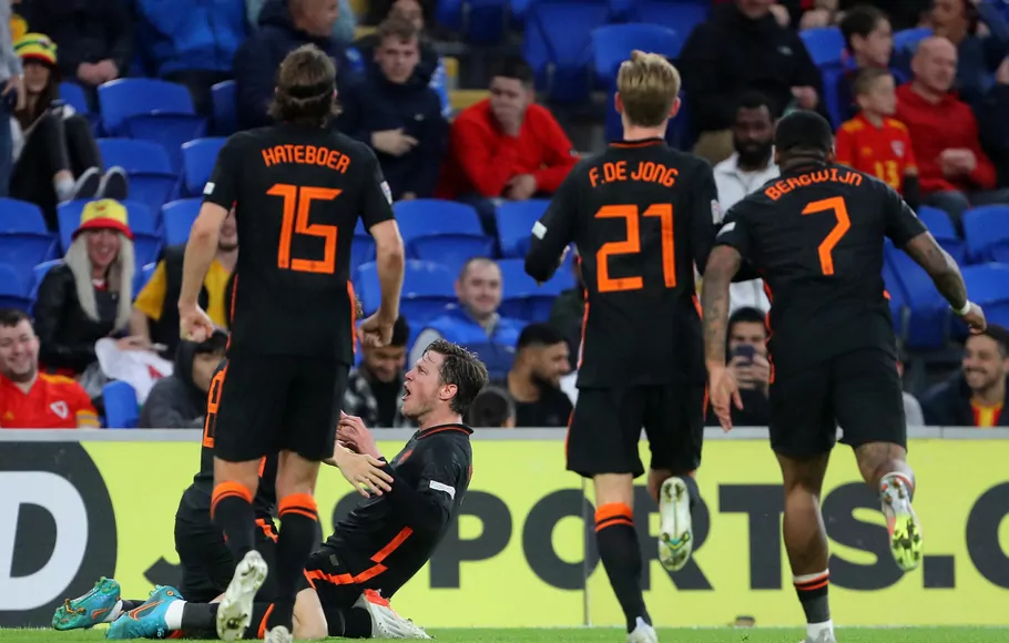Striker Belanda Wout Weghorst (tengah) merayakan gol yang dicetaknya ke gawang Wales di Cardiff, Kamis, 9 Juni 2022.