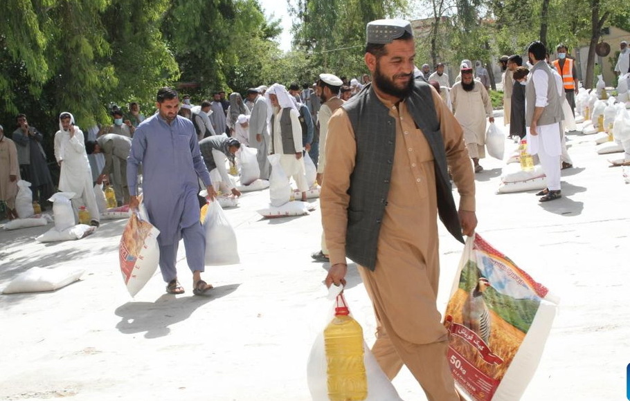 Orang-orang menerima bantuan makanan di provinsi Nangarhar, Afghanistan, Rabu 8 Juni 2022. Sebanyak 2.086 keluarga telah menerima bantuan makanan di empat provinsi Afghanistan.