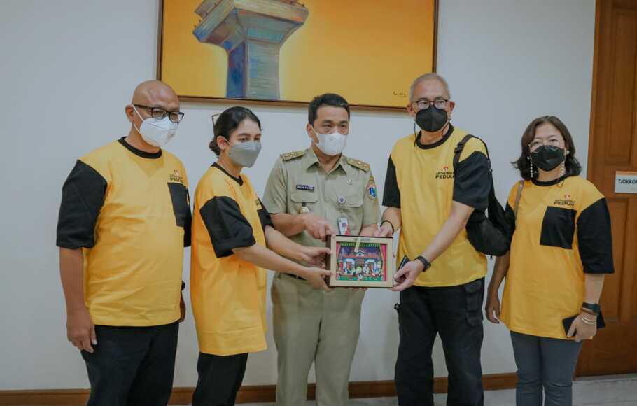 Wagub DKI, Ahmad Riza Patria bertemu dengan Rani dan tim Saber AGP yang turut menjaga kebersihan Formula E Ancol.  