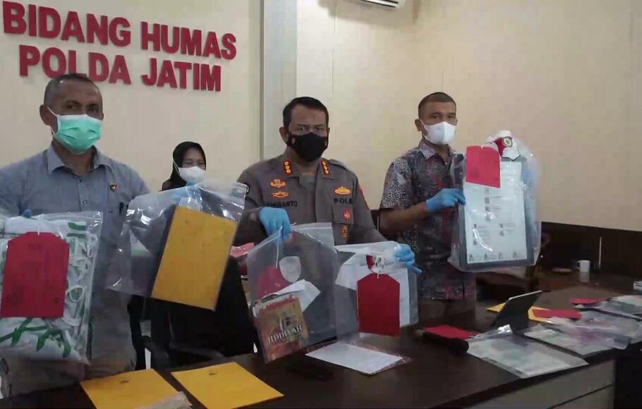 Polda Jatim menunjukkan bukti dugaan tindak pidana yang membuat Ketua Khilafatul Muslimin Surabaya Raya, Aminuddin Mahmud ditetapkan sebagai tersangka.