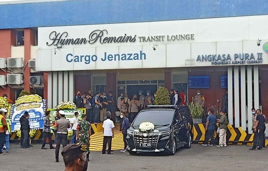 Jenazah Emmeril Kahn Mumtadz atau kerap disapa Eril telah tiba di Cargo Jenazah Bandara Soekarno Hatta, Tangerang, Banten, Minggu, 12 Juni 2022, sekitar pukul 15.55 WIB