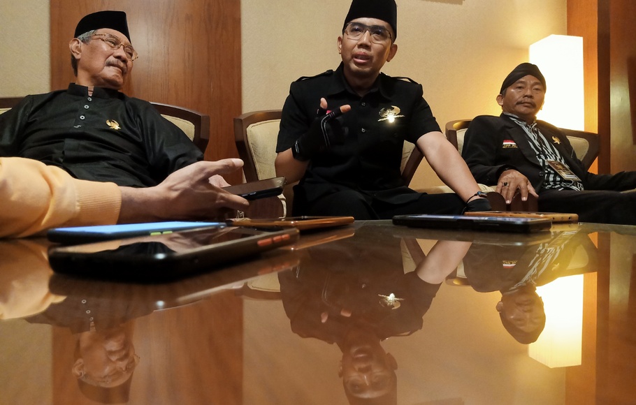 Ketua Umum Partai Kedaulatan Rakyat (PKR) Tuntas Subagyo (tengah) bersama mantan Ketua Umum PKNU, Choirul Anam (kiri) di SICC, Bogor, Minggu, 12 Juni 2022.