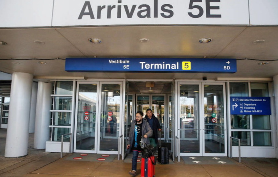 Para wisatawan asing tiba di terminal internasional Bandara O'Hare di Chicago, Illinois, Amerika Serikat (AS). Pusat Pengendalian dan Pencegahan Penyakit (CDC) mncabut persyaratan tes Covid untuk pelancong yang masuk pada Jumat 10 Juni 2022.