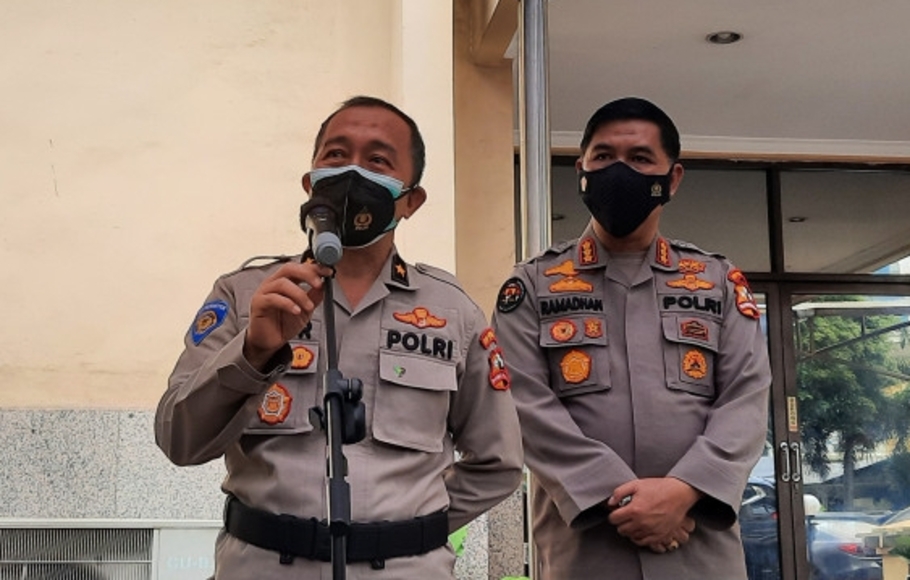 Sekretaris National Central Bureau (NCB) Divisi Hubungan Internasional (Hubiter) Polri Brigjen Pol Amur Chandra (kiri) memberikan keterangan pers di Mabes Polri, Jakarta. 