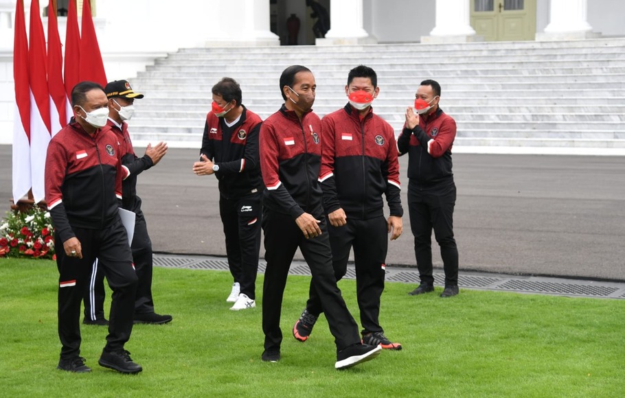 Presiden Joko Widodo (Jokowi) memberikan bonus kepada atlet peraih medali SEA Games Vietnam di Istana Merdeka, Kompleks Istana Kepresidenan Jakarta, Senin, 13 Juni 2022.
