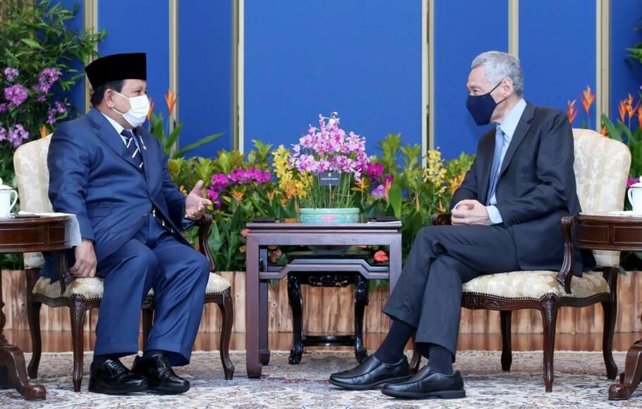 Menteri Pertahanan Prabowo Subianto (kiri) mengenakan peci saat menghadiri acara di level internasional.