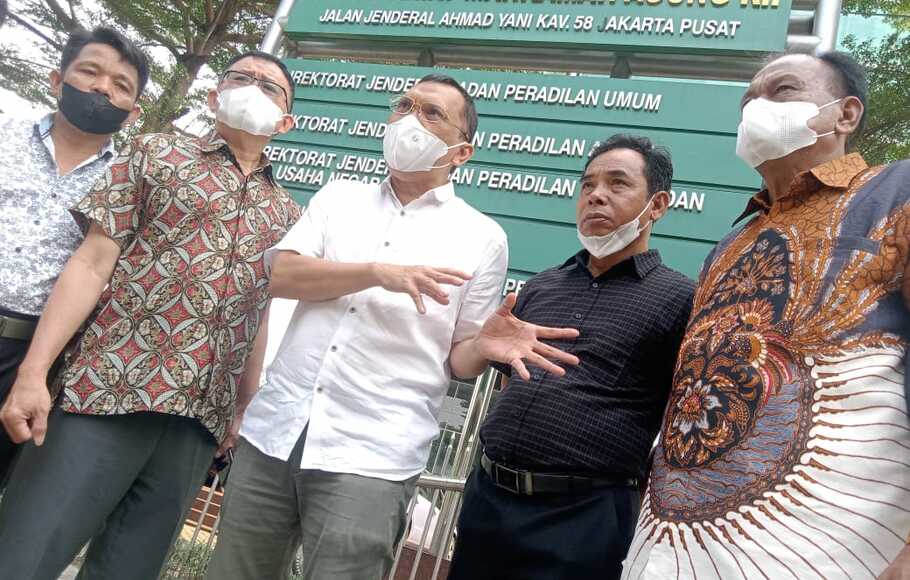 Sejumlah warga Prabumulih, Sumatera Selatan yang tergabung dalam Forum korban Mafia Tanah Indonesia (FKMTI), mendatangi gedung Sekretariat Mahkamah Agung, Jakarta, Senin, 13 Juni 2022.