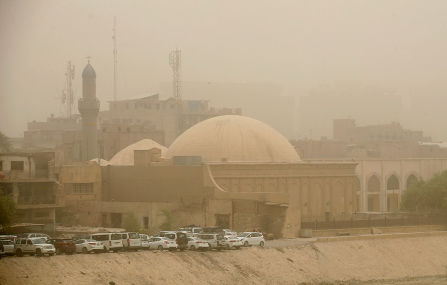 Debu putih tebal menutupi ibu kota Irak, Baghdad dan daerah sekitarnya, dengan jarak pandang berkurang hingga beberapa ratus meter (meter), pada Senin 13 Juni 2022 untuk kesepuluh kalinya sejak pertengahan April.