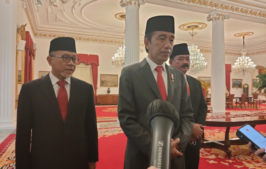 Presiden Joko Widodo (Jokowi) didampingi Menteri Perdagangan Zulkifli Hasan (kiri) dan Menteri ATR/BPN Marsekal TNI (Purn) Hadi Tjahjanto memberikan keterangan pers seusai pelantikan di Istana Negara, Kompleks Istana Kepresidenan Jakarta, Rabu, 15 Juni 2022.