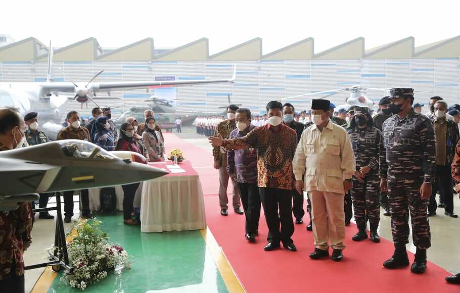 Menteri Pertahanan (Menhan) Prabowo Subianto di Hangar Aircraft Service PT Dirgantara Indonesia (PTDI) Bandung, Rabu, 15 Juni 2022.
