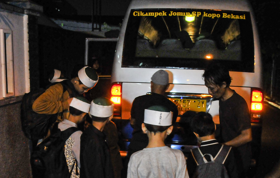 Sejumlah santri Khilafatul Muslimin bersiap menaiki bus untuk pulang di Pekayon, Bekasi, Jawa Barat, Kamis, 16 Juni 2022.