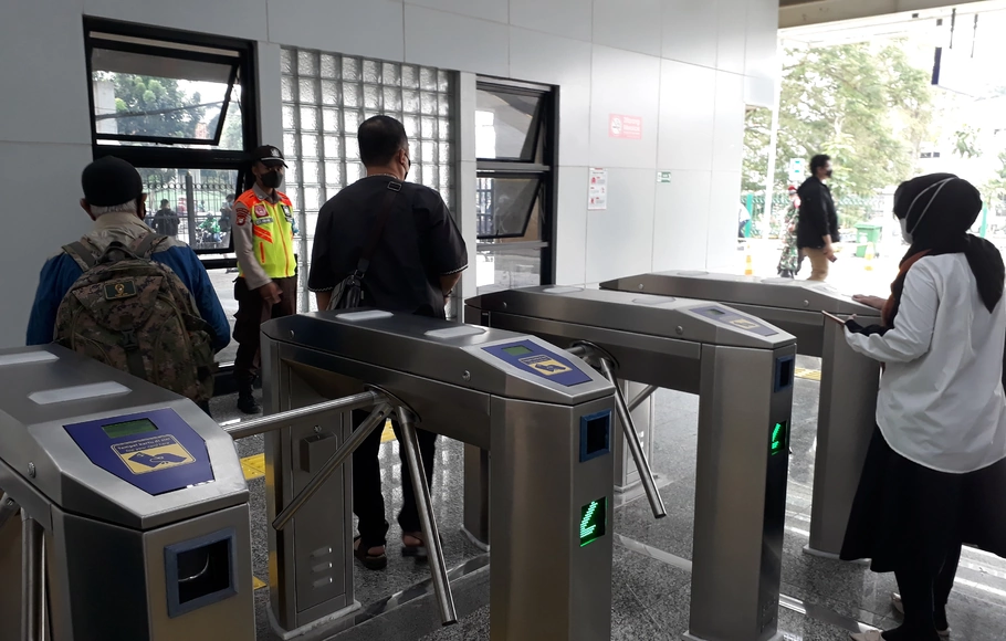 Sejumlah penumpang turun dari KRL relasi Bekasi-Mangarai-Kampung Bandan di Stasiun Matraman pada Jumat, 17 Juni 2022.