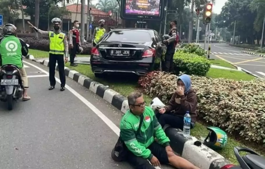 Pengemudi mercedes benz meninggal diduga serangan jantung, di kawasan SCBD arah Selatan tepatnya di lampu merah Restoran Batik Kuring, Jakarta Selatan, Jumat (17/6/2022) sekitar pukul 07.40 WIB, setelah menabrak ojol