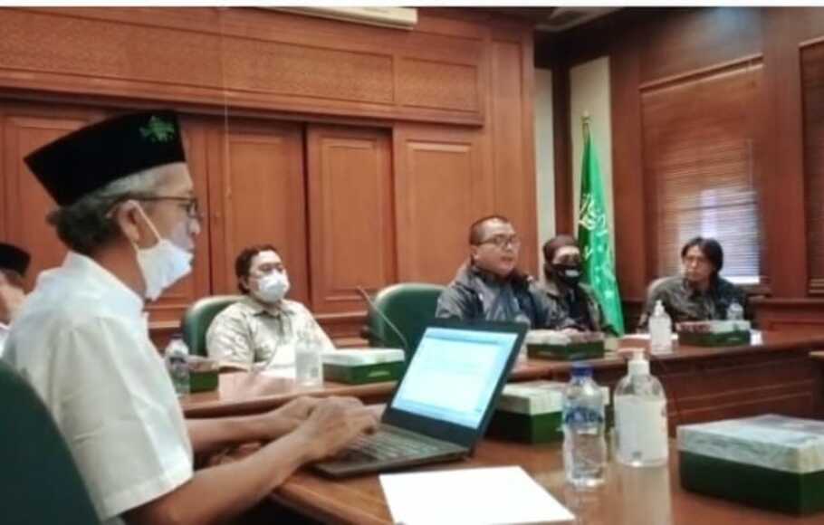 Senior Partner Integrity Law Firm, Denny Indrayana, bersama masyarakat Kalimantan Selatan (Kalsel) mengadukan masalah konflik lahan ke Pengurus Besar Nahdlatul Ulama (PBNU) di Jakarta, Kamis, 16 Juni 2022.