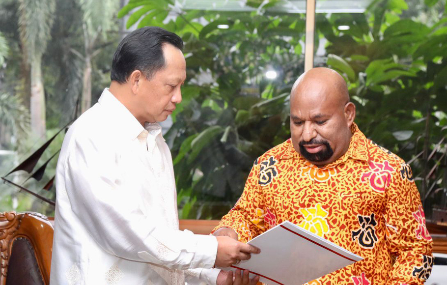 Gubernur Papua Lukas Enembe saat bertemu Menteri Dalam Negeri (Mendagri) M Tito Karnavian di Jakarta, Jumat, 17 Juni 2022.