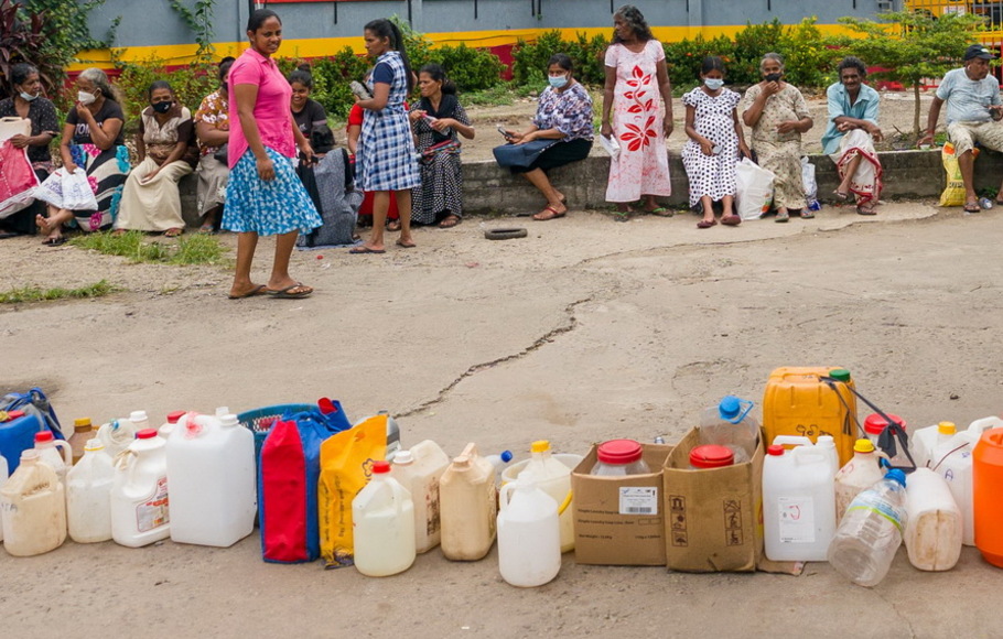 Orang-orang mengantre untuk membeli minyak tanah untuk keperluan rumah tangga di satu stasiun pasokan di Kolombo pada Jumat 17 Juni 2022. 