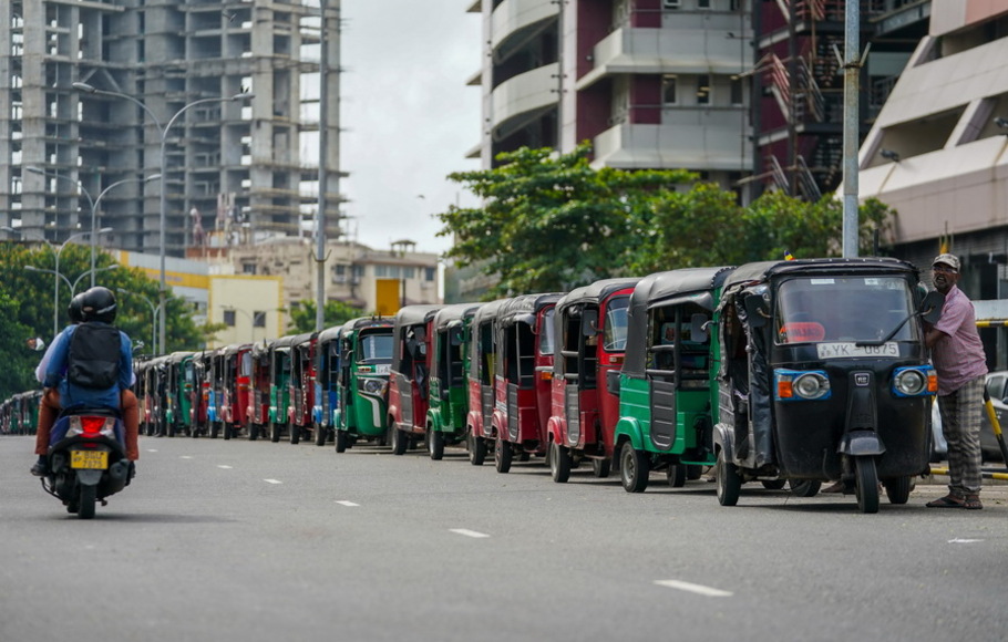 Pengemudi becak mengantre di sepanjang jalan untuk membeli bensin dari stasiun bahan bakar perusahaan minyak Ceylon di Kolombo, Sri Lanka pada Jumat 17 Juni 2022